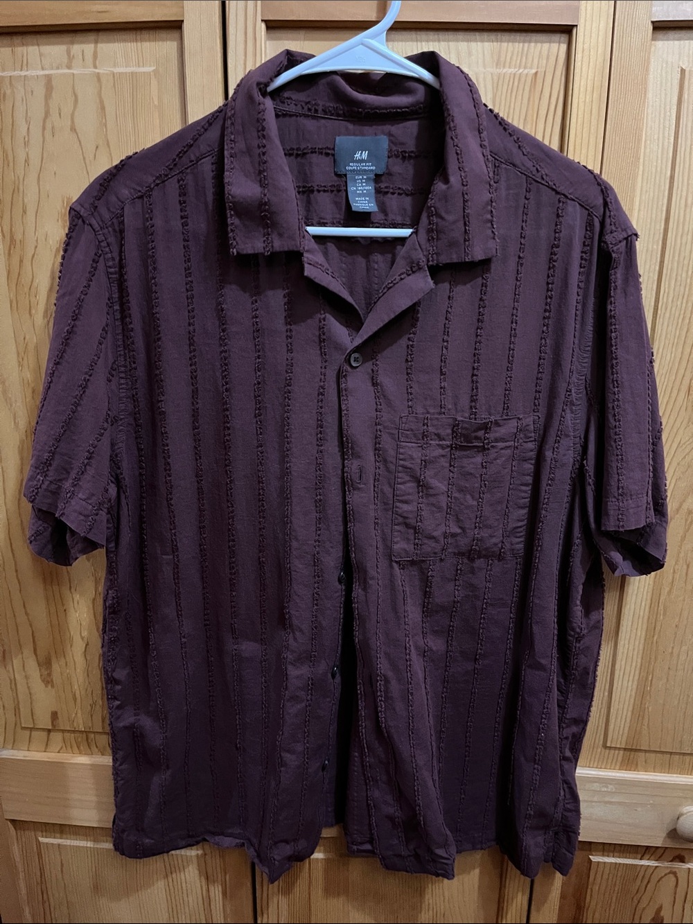 H&M Men's Short-Sleeve Button-Down Shirt in Burgundy